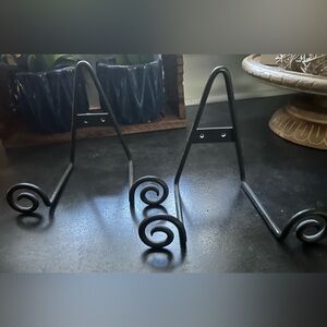 Set of 2 plate or picture holder. Can be hung or placed on a shelf